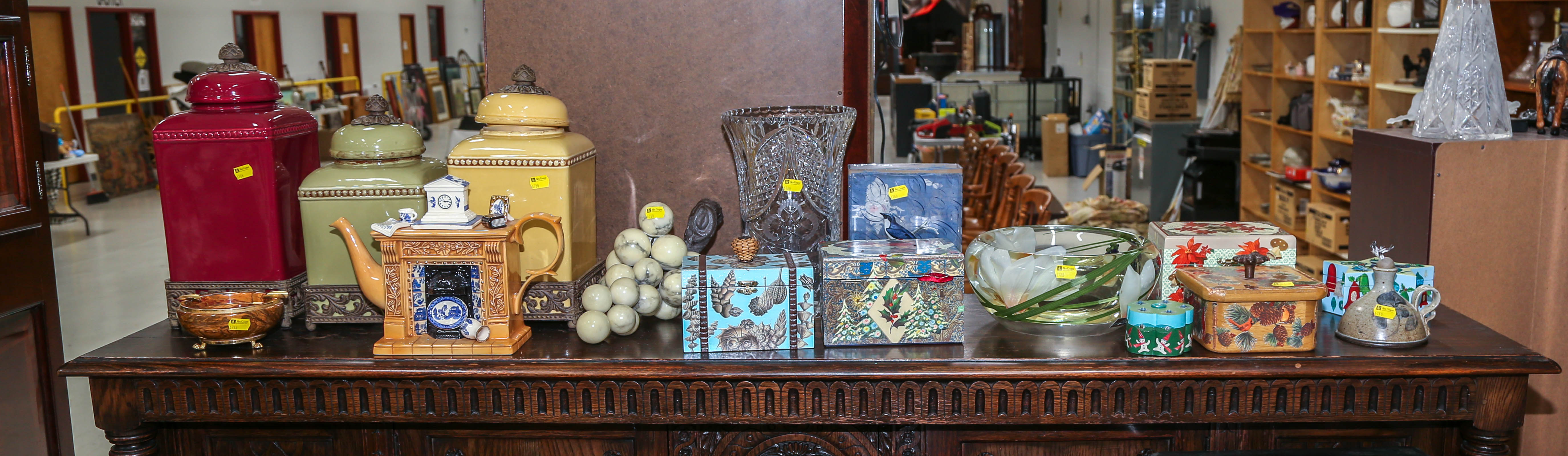 LARGE GROUP OF DECORATIVE ITEMS