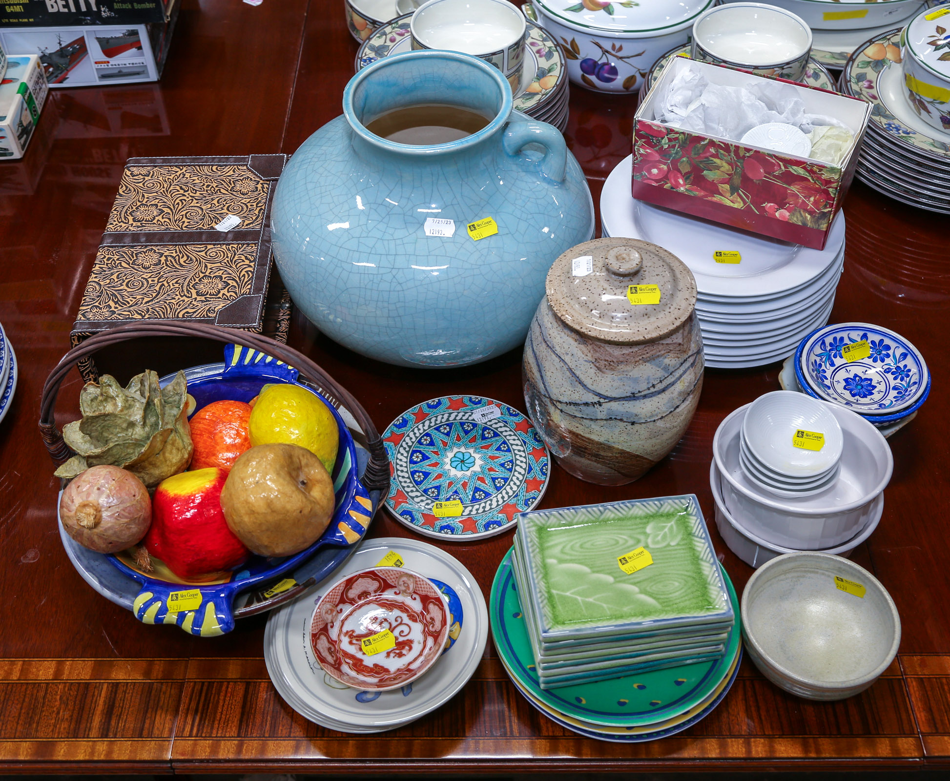LARGE GROUP OF DECORATIVE TABLEWARE
