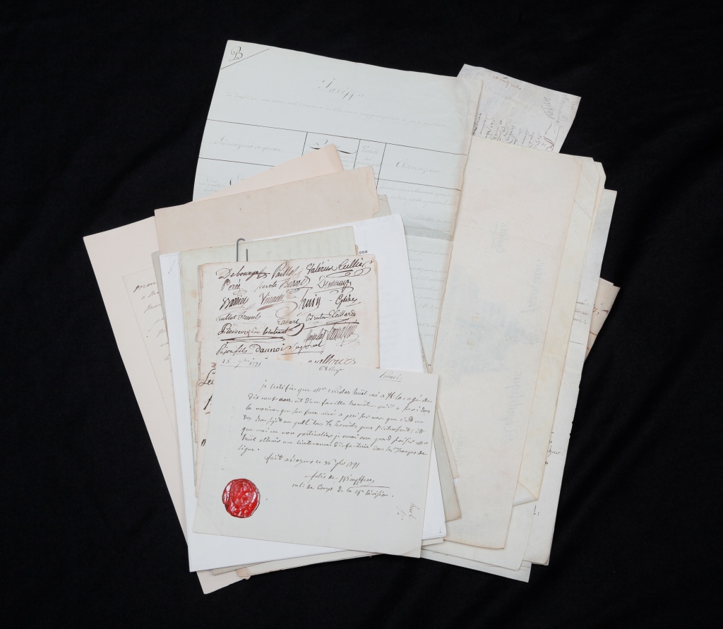 LARGE GROUP OF FRENCH DOCUMENTS.