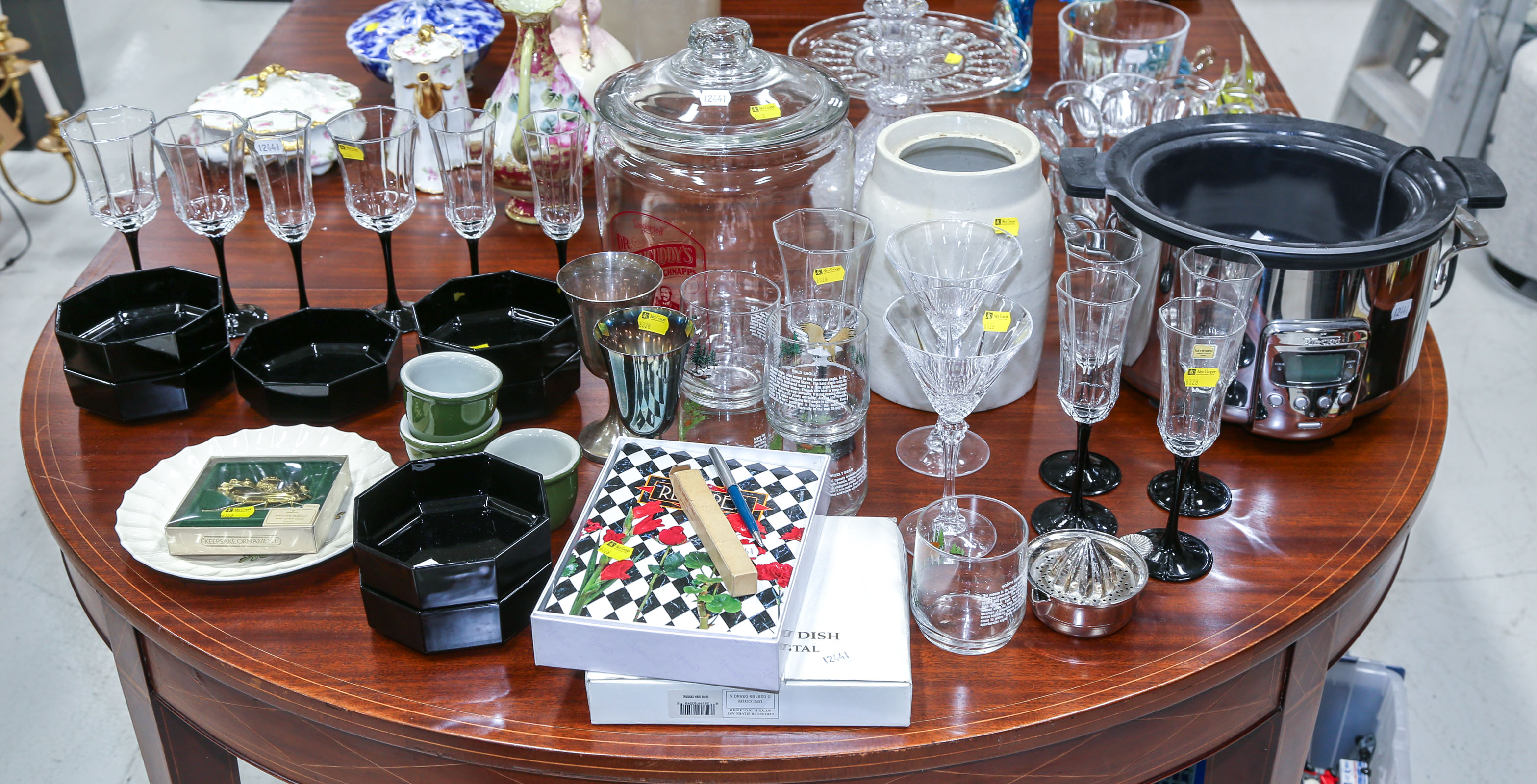 LARGE GROUP OF HOUSEHOLD ITEMS