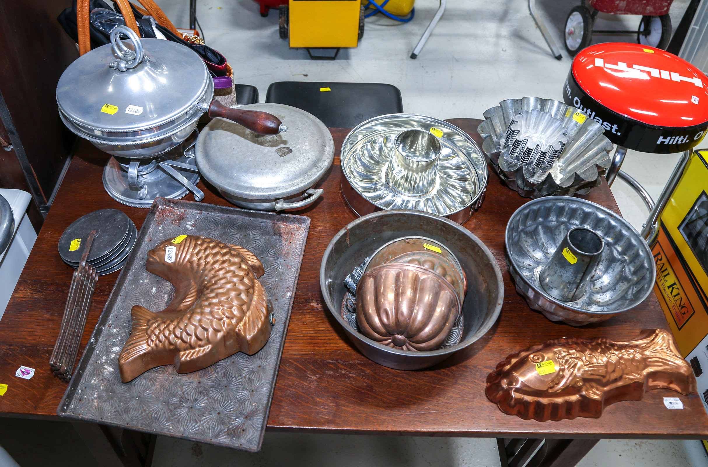 LARGE GROUP OF KITCHENWARE