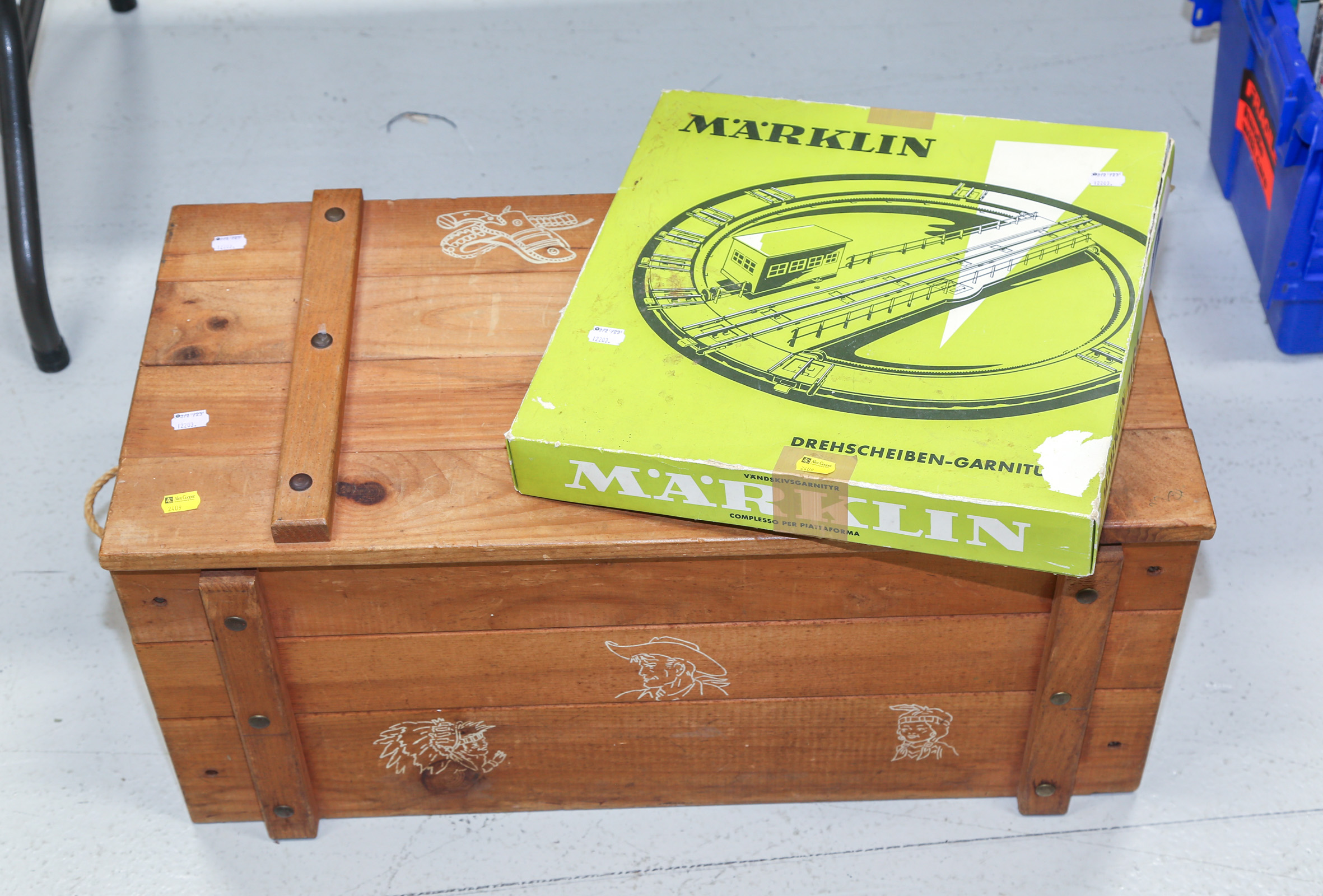 LARGE GROUP OF MARKLIN TRAIN