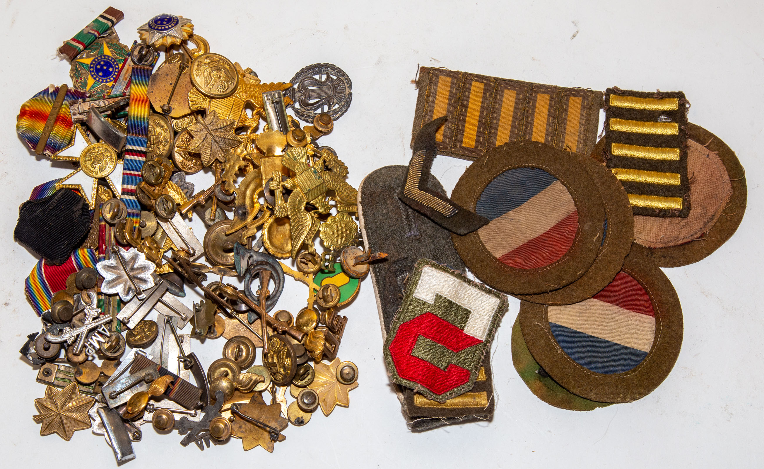 LARGE GROUP OF MILITARY INSIGNIA