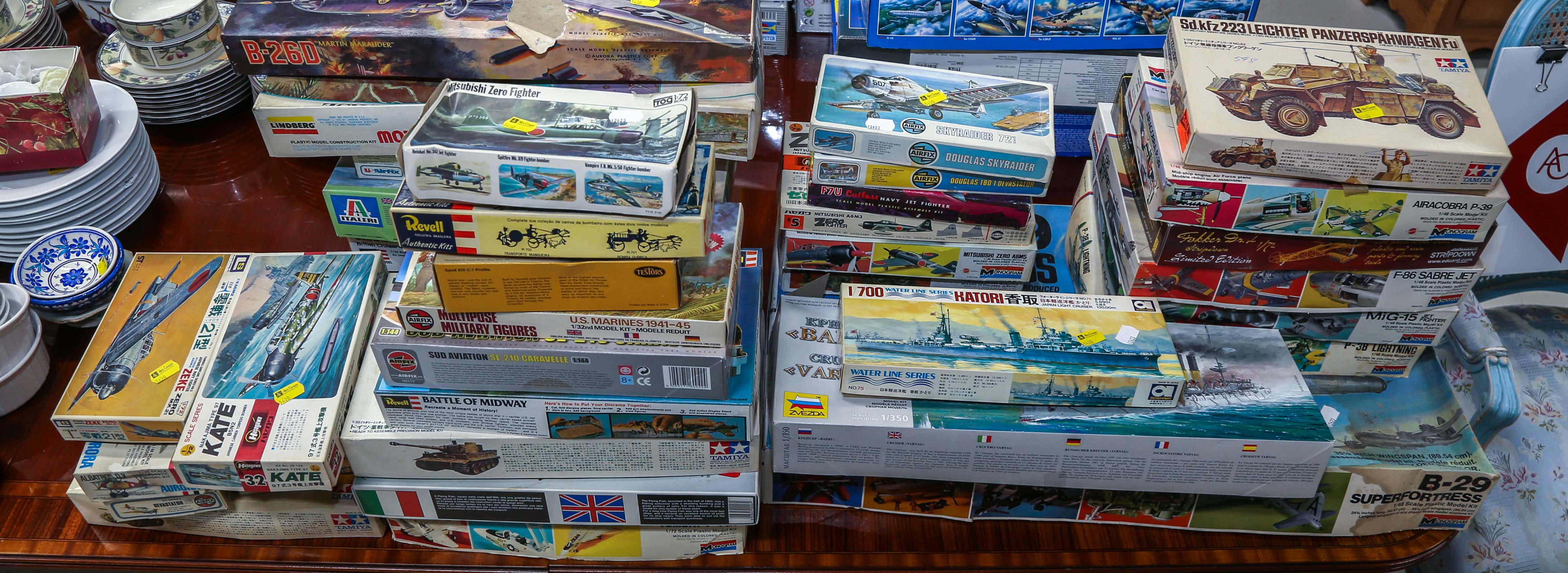 LARGE GROUP OF MODELS & MODEL