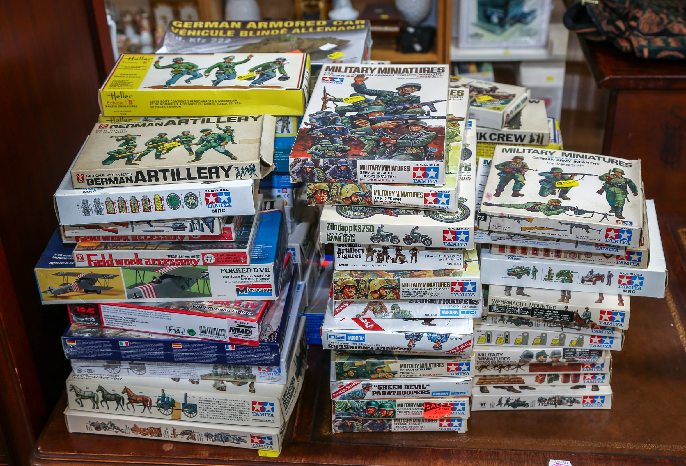 LARGE GROUP OF PLASTIC MODEL KITS