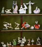 LARGE GROUP OF PORCELAIN FIGUR