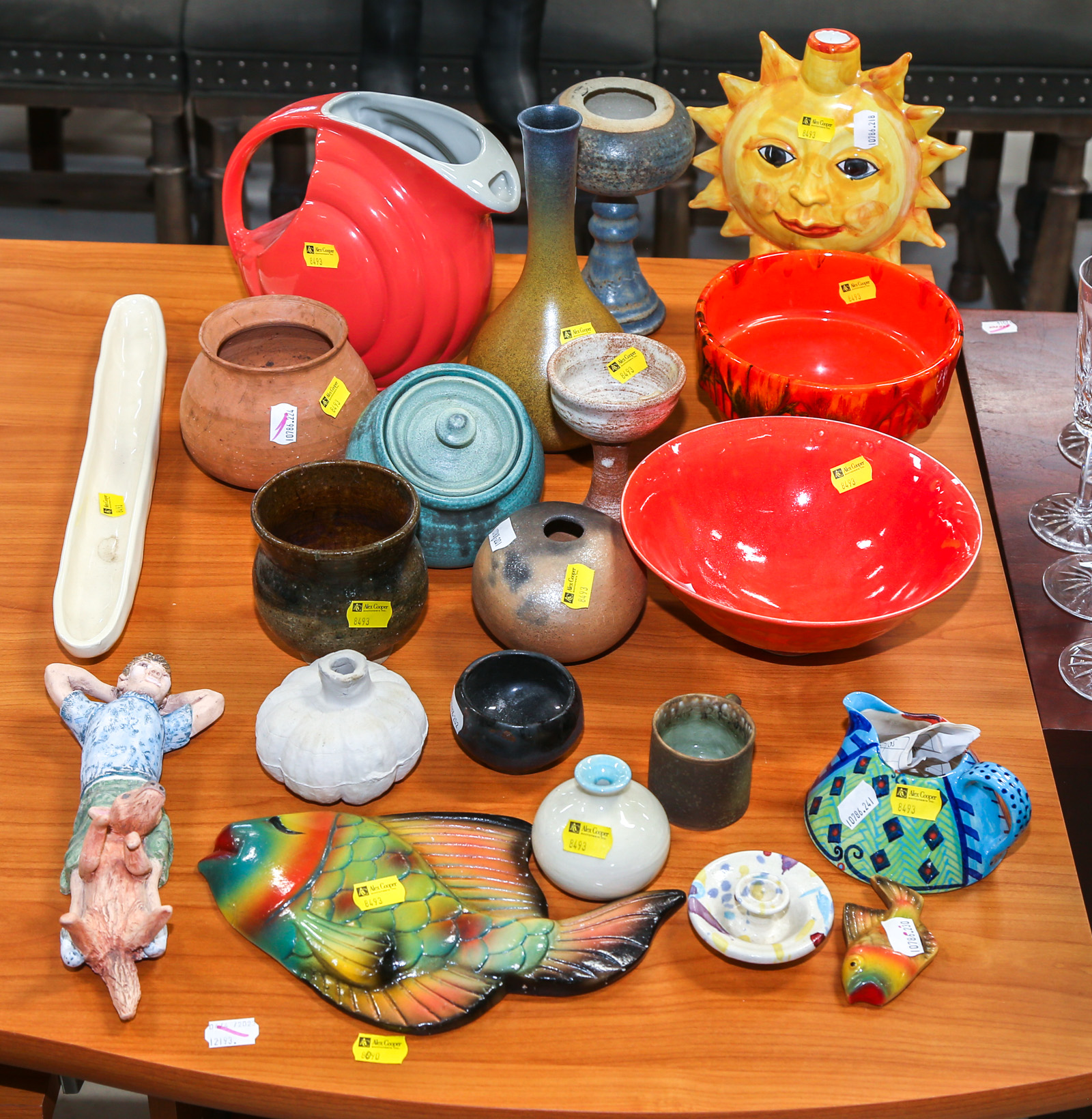 LARGE GROUP OF POTTERY ITEMS