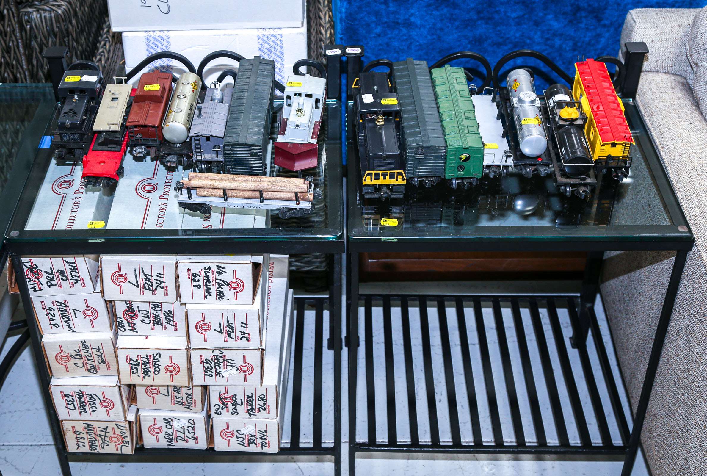 LARGE GROUPING OF LIONEL TRAINS
