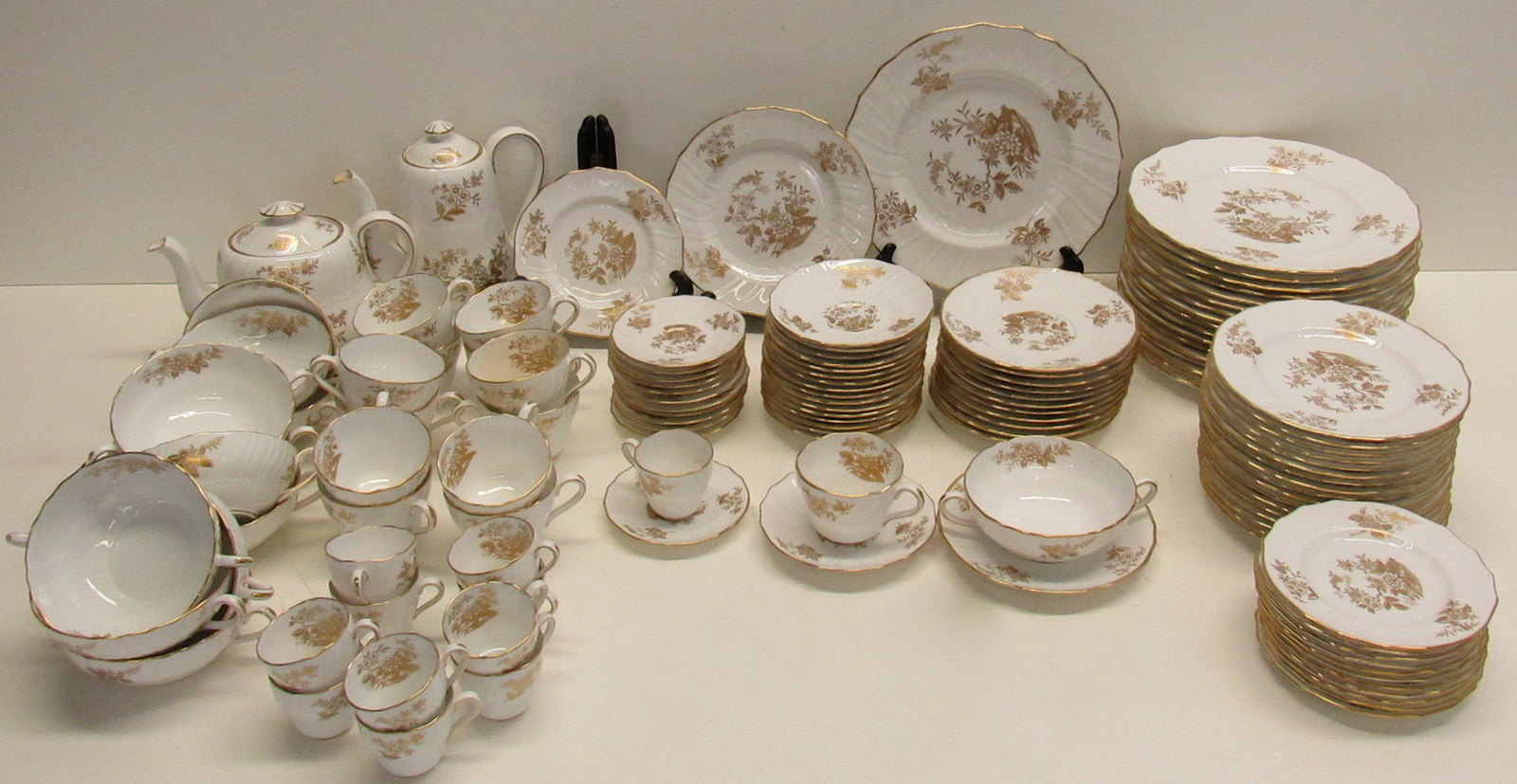 LARGE GROUPING OF SPODE "LOUVAIN"