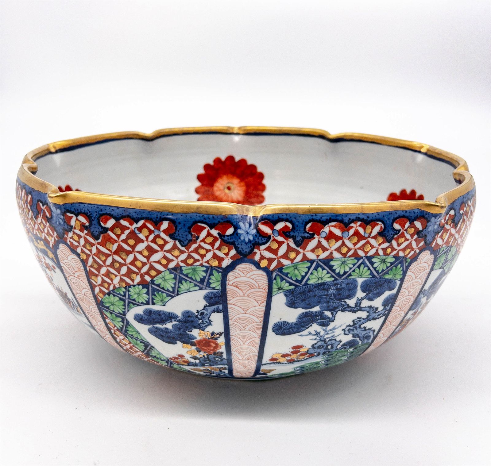 LARGE IMARI BOWL WITH MEDALLION
