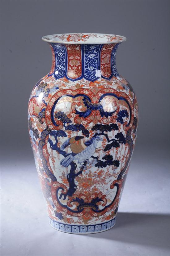 LARGE JAPANESE IMARI PORCELAIN VASE