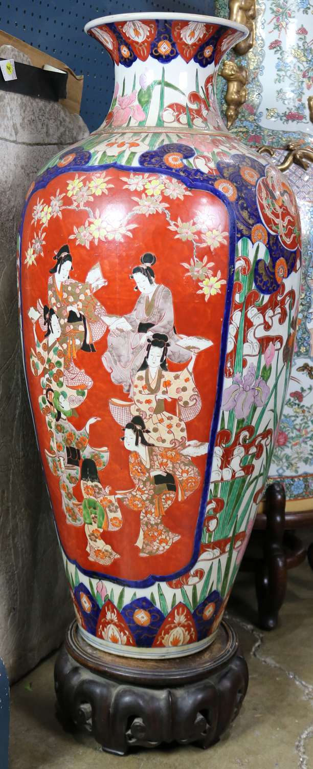 LARGE JAPANESE IMARI VASE Large