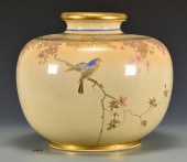 LARGE JAPANESE PORCELAIN URNLa