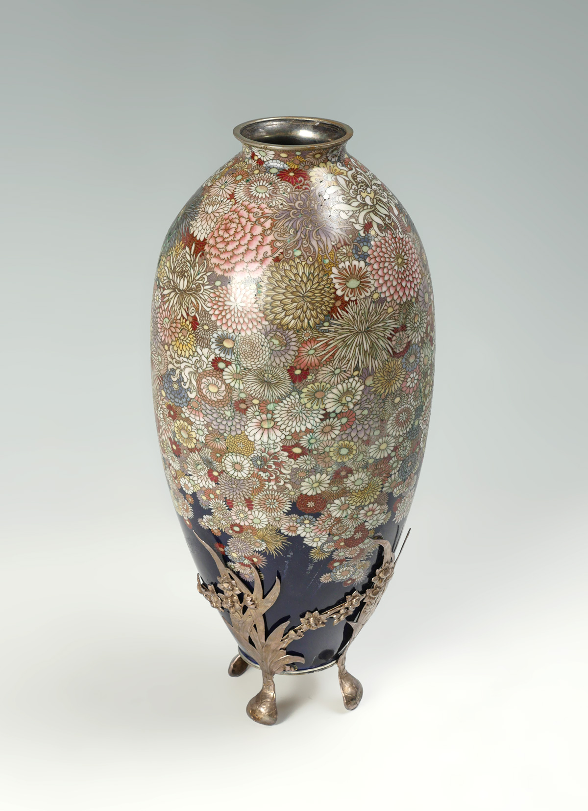 LARGE JAPANESE THOUSAND FLOWER