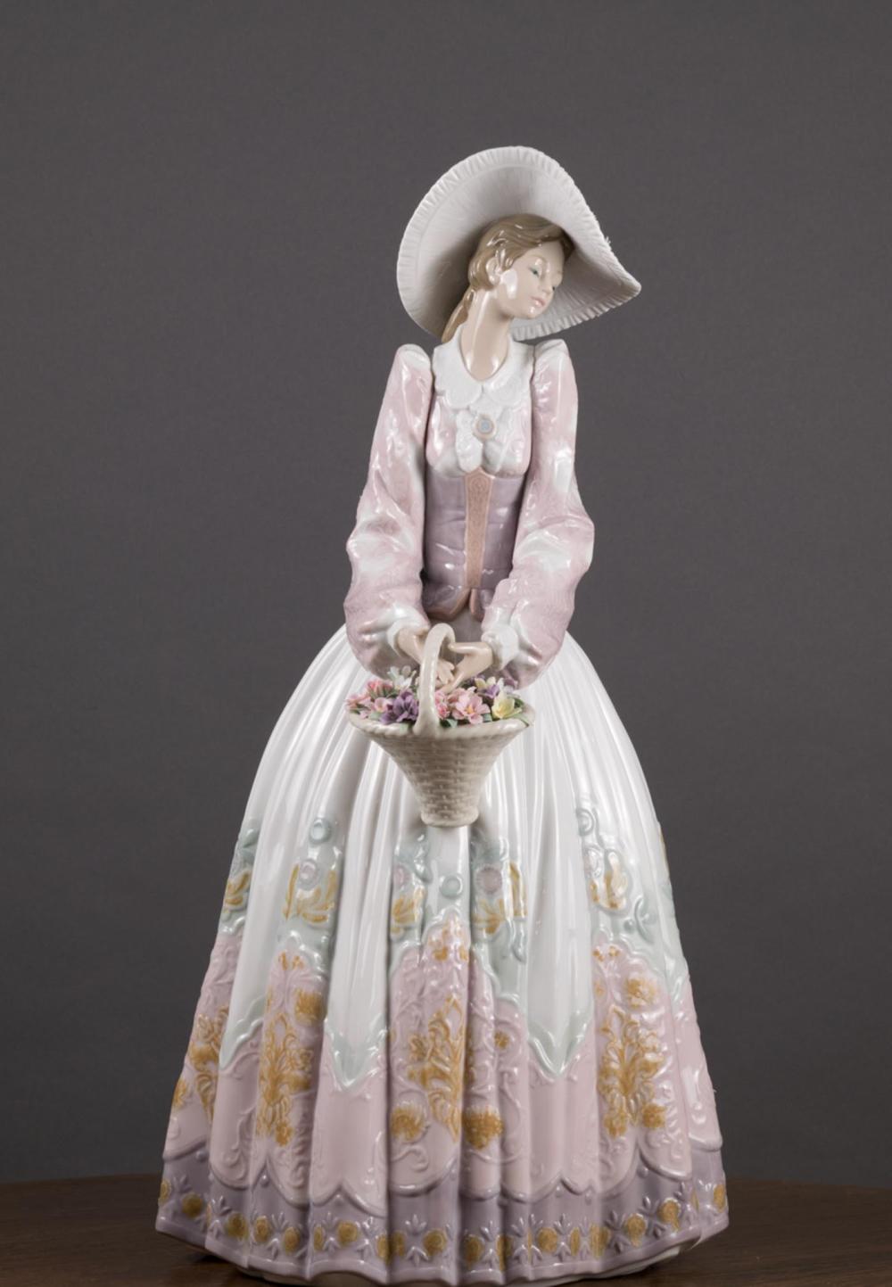 LARGE LLADRO FIGURAL PORCELAIN