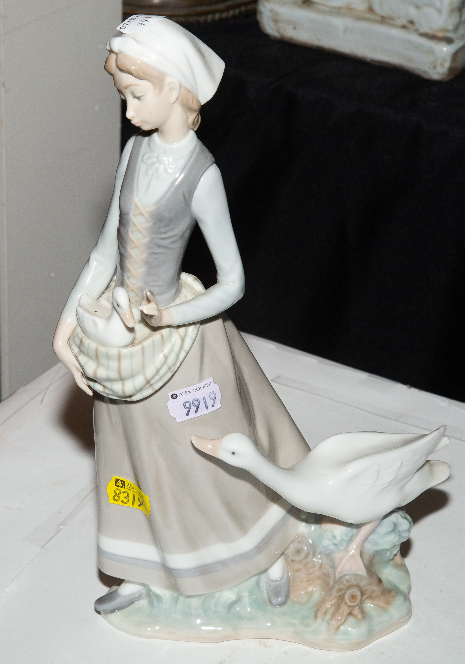 LARGE LLADRO FIGURE Of a girl