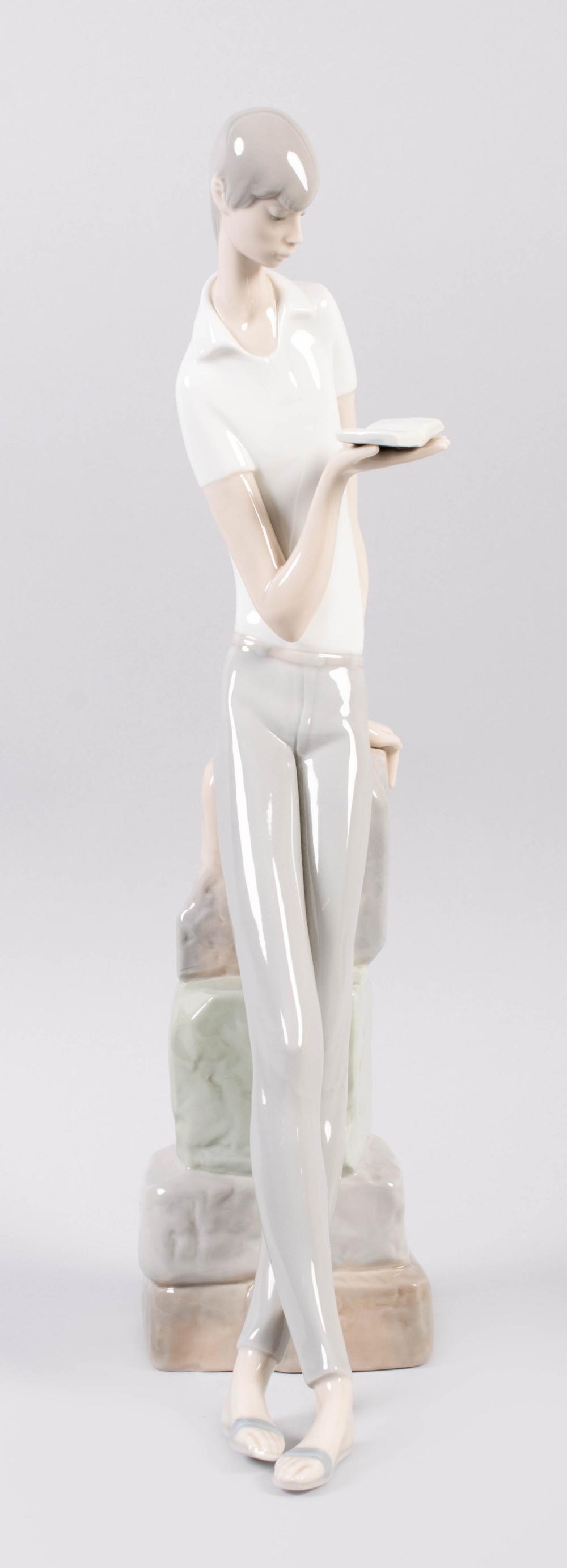 LARGE LLADRO FIGURE OF READING