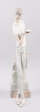 LARGE LLADRO FIGURE OF READING