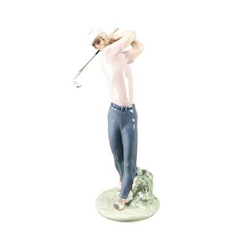 LARGE LLADRO FIGURINE, ON THE GREEN