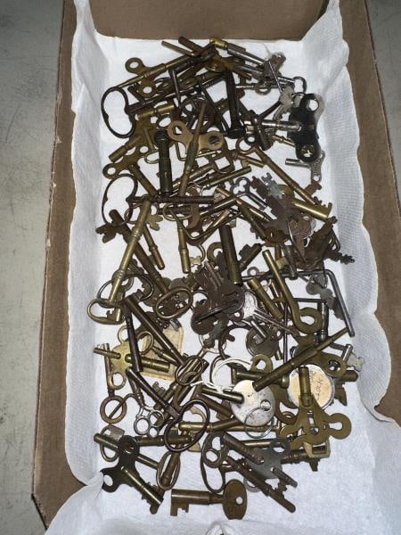 LARGE LOT OF CLOCK KEYS AND