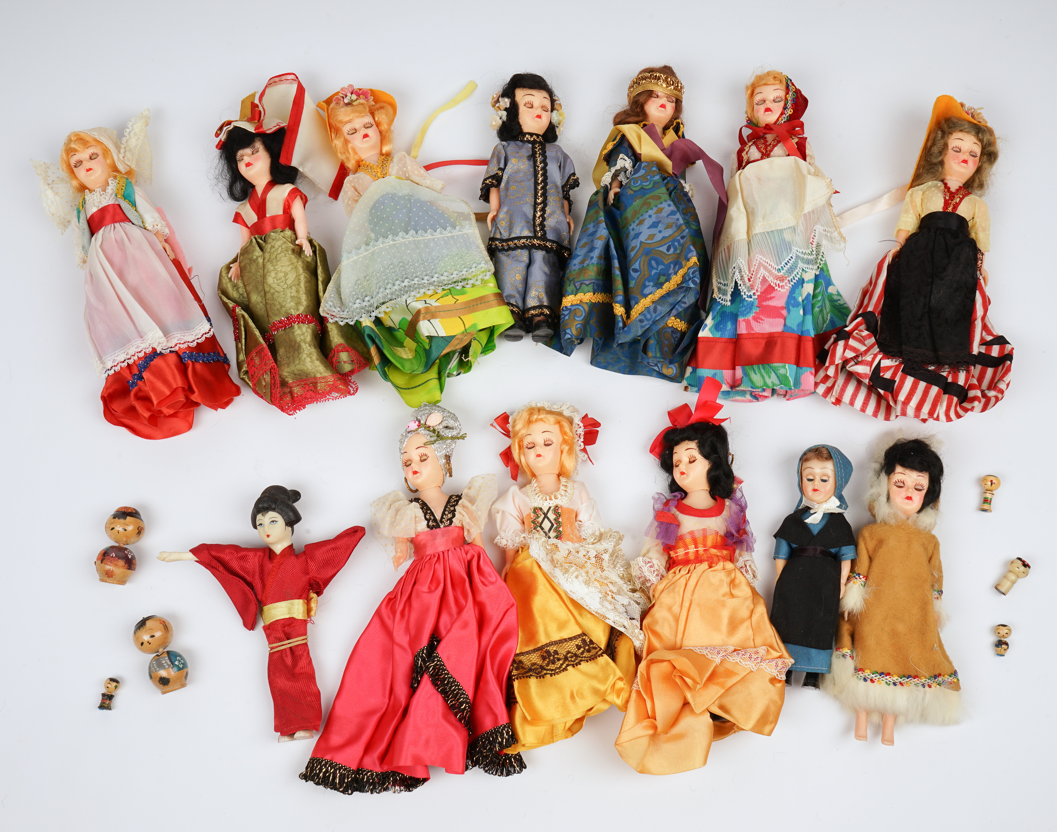 Large lot of dolls of the world &
