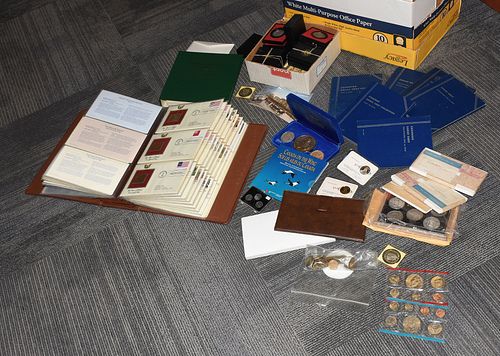 LARGE LOT OF US AND FOREIGN COINS