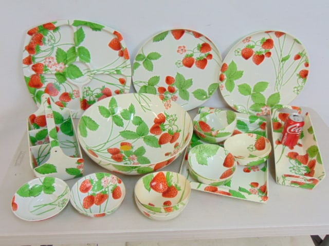 LARGE LOT PLASTIC STRAWBERRY