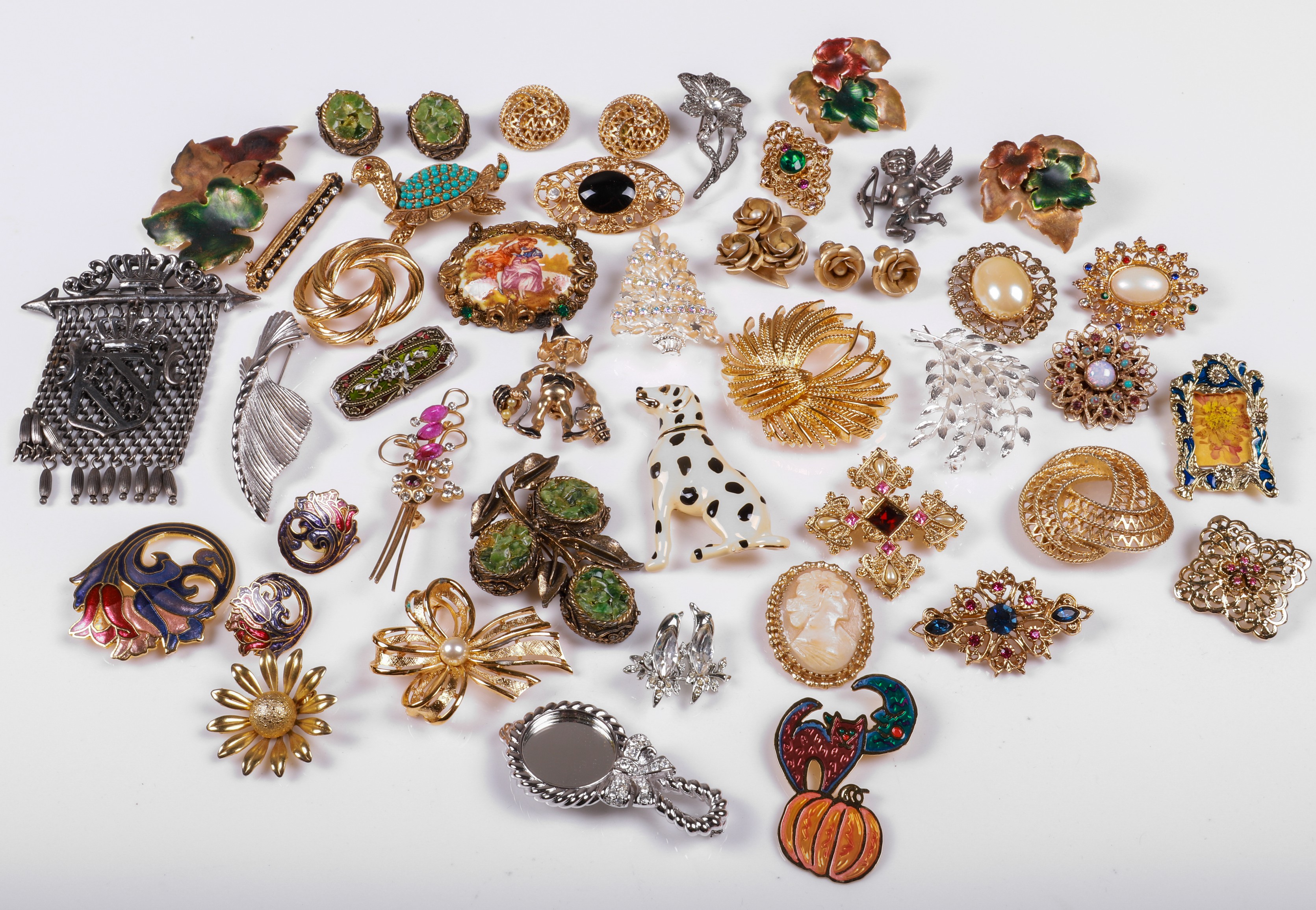 Large lot vintage brooches
