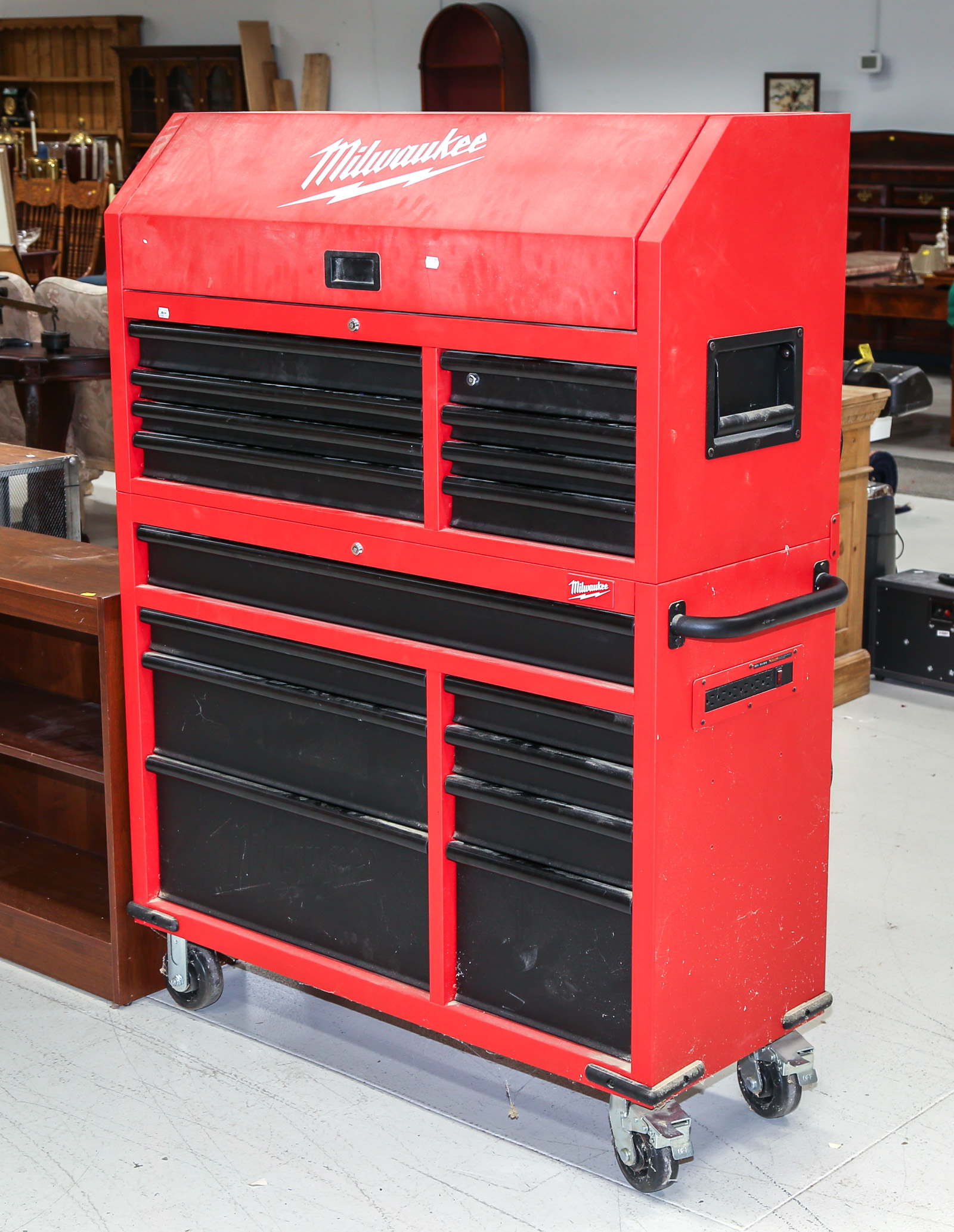 LARGE MILWAUKEE TOOL CHEST Includes