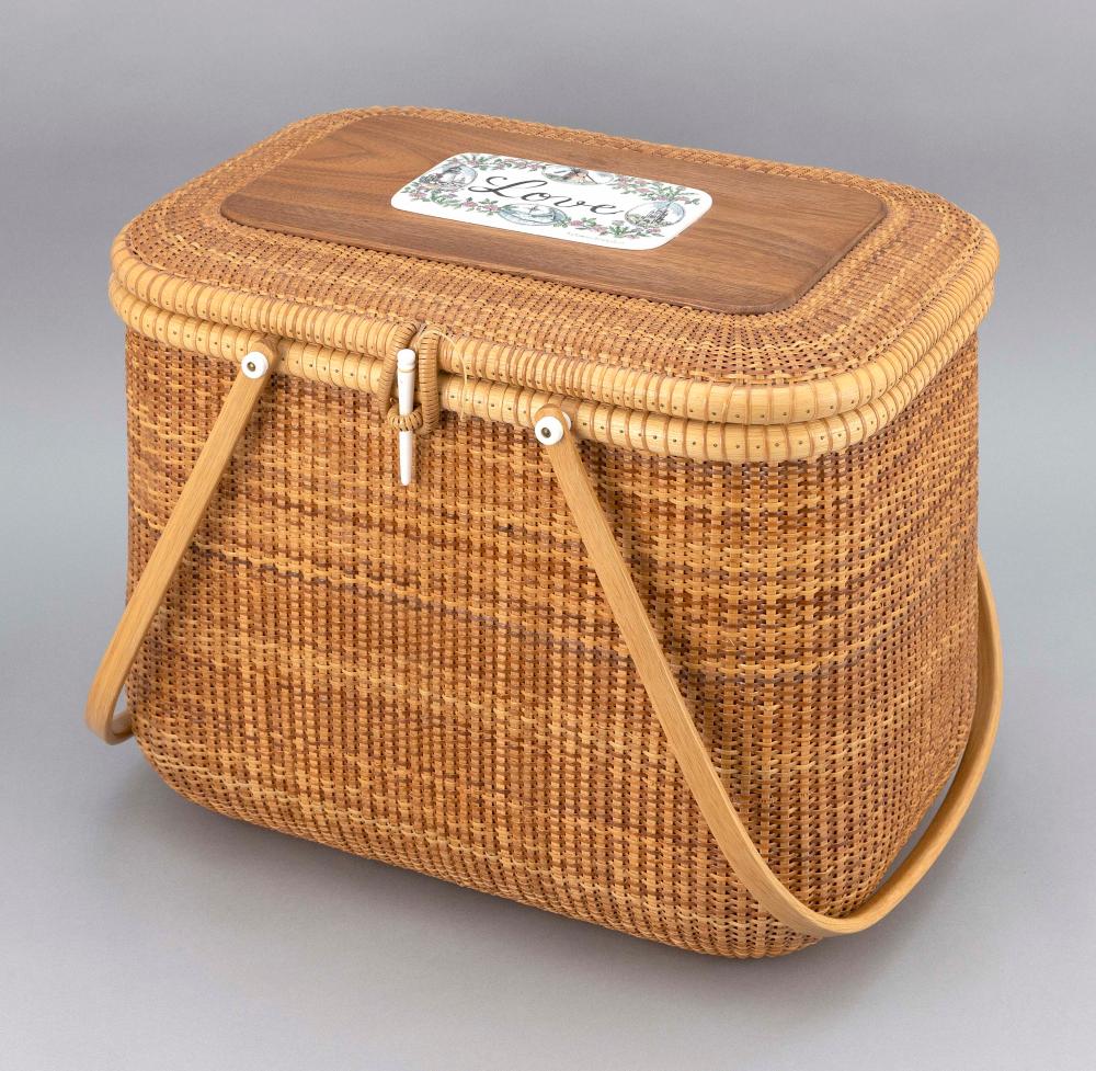 LARGE PICNIC-STYLE NANTUCKET BASKET