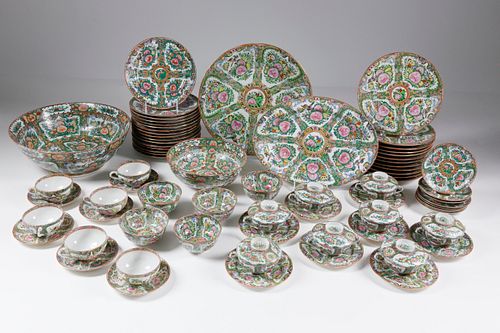 LARGE ROSE MEDALLION DINNER