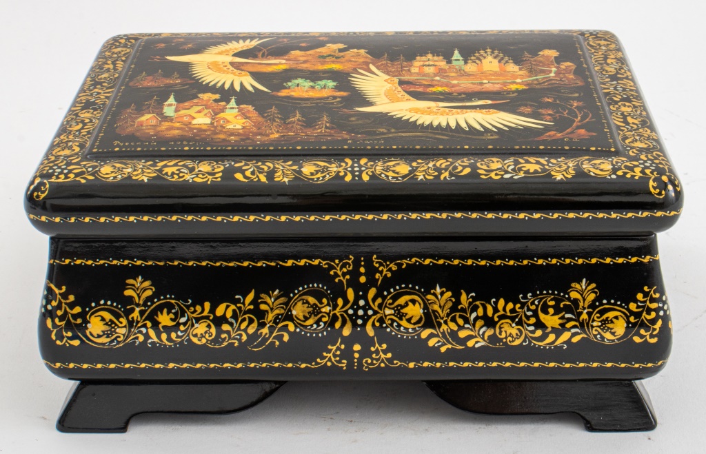 LARGE RUSSIAN LACQUER CASKET,