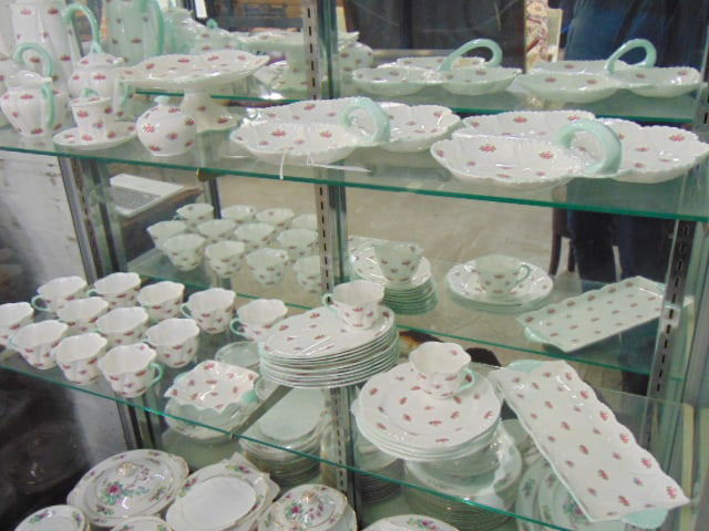 LARGE SET OF SHELLEY FINE BONE