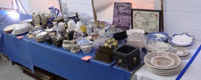 Large table lot over 100 pcs.