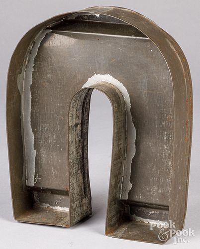 LARGE TIN HORSESHOE FOOD MOLD, 19TH