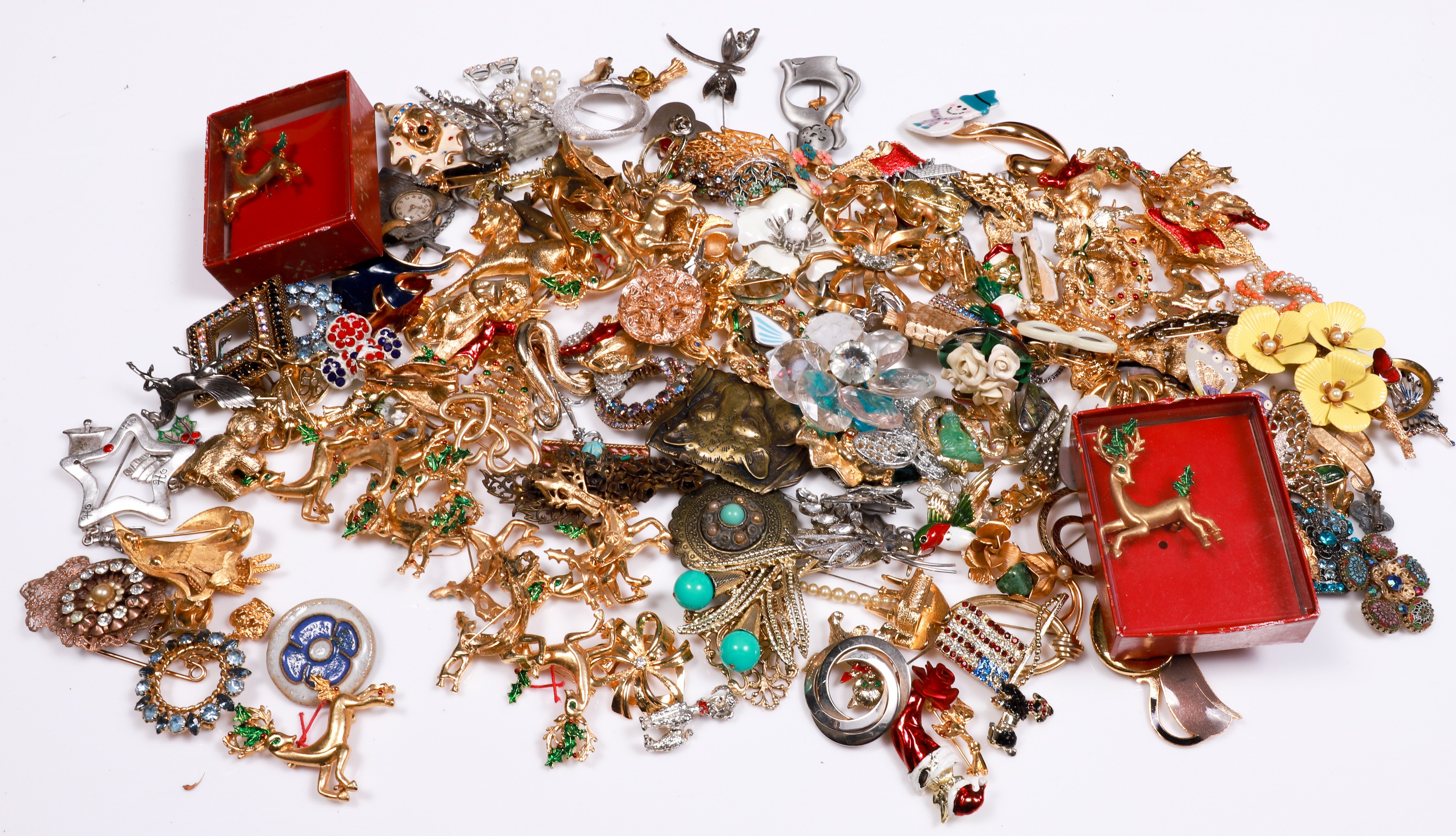 Large vintage brooch group to
