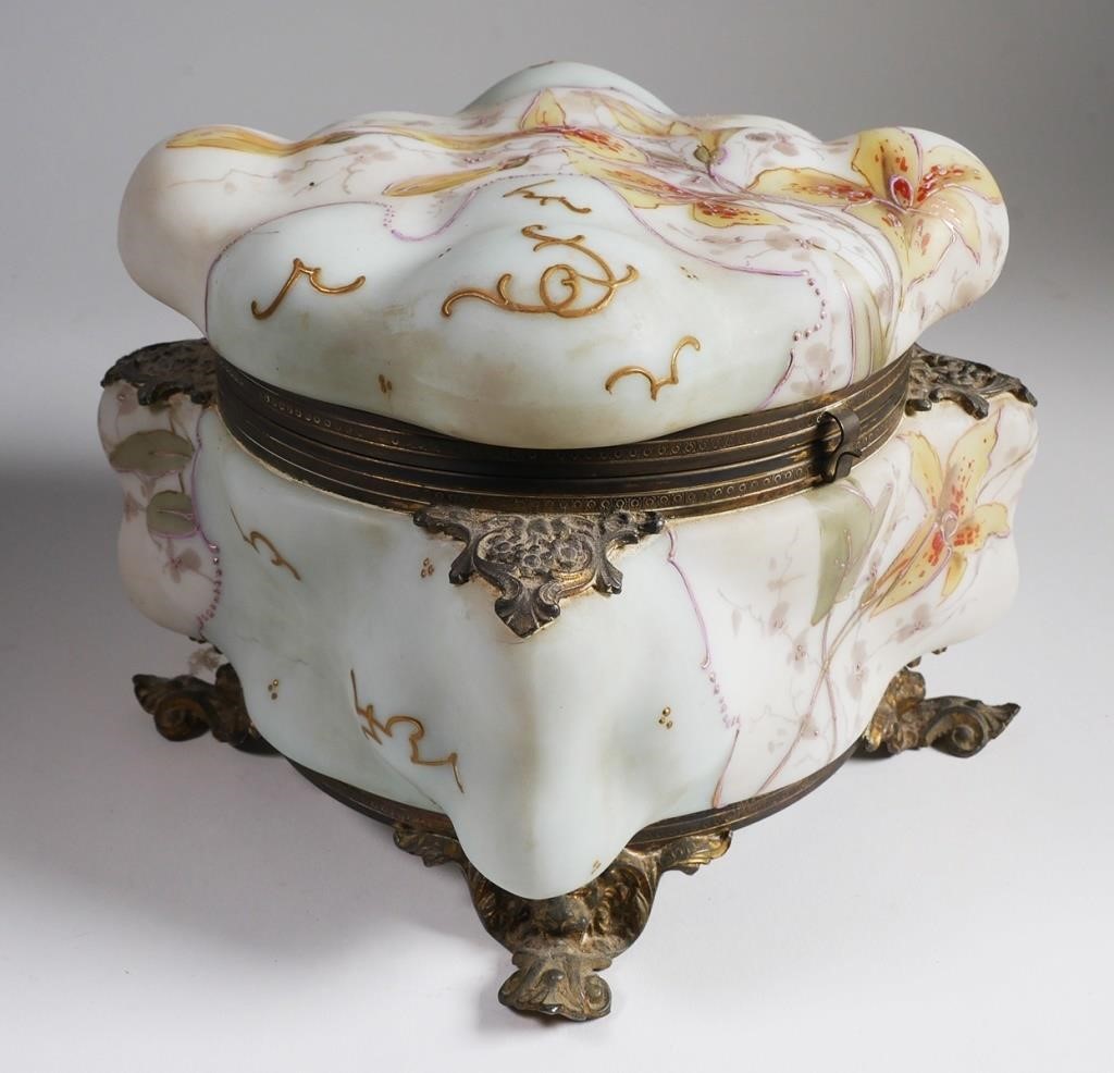 LARGE WAVECREST VANITY DRESSER