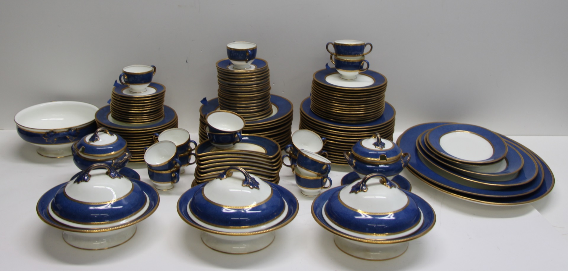 LARGE WEDGWOOD "SWINBURNE BLUE"