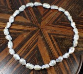 LARGE WHITE BAROQUE PEARL NECK