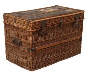 LARGE WICKER TRAVELING TRUNKLa