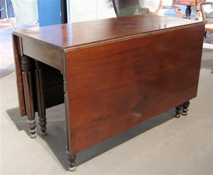 Late Federal mahogany drop leaf