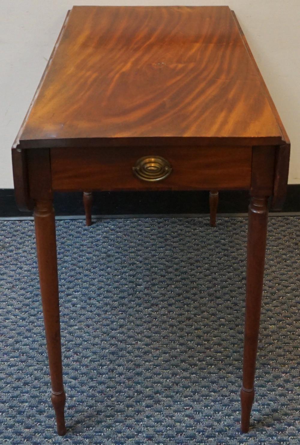 LATE FEDERAL MAHOGANY PEMBROKE
