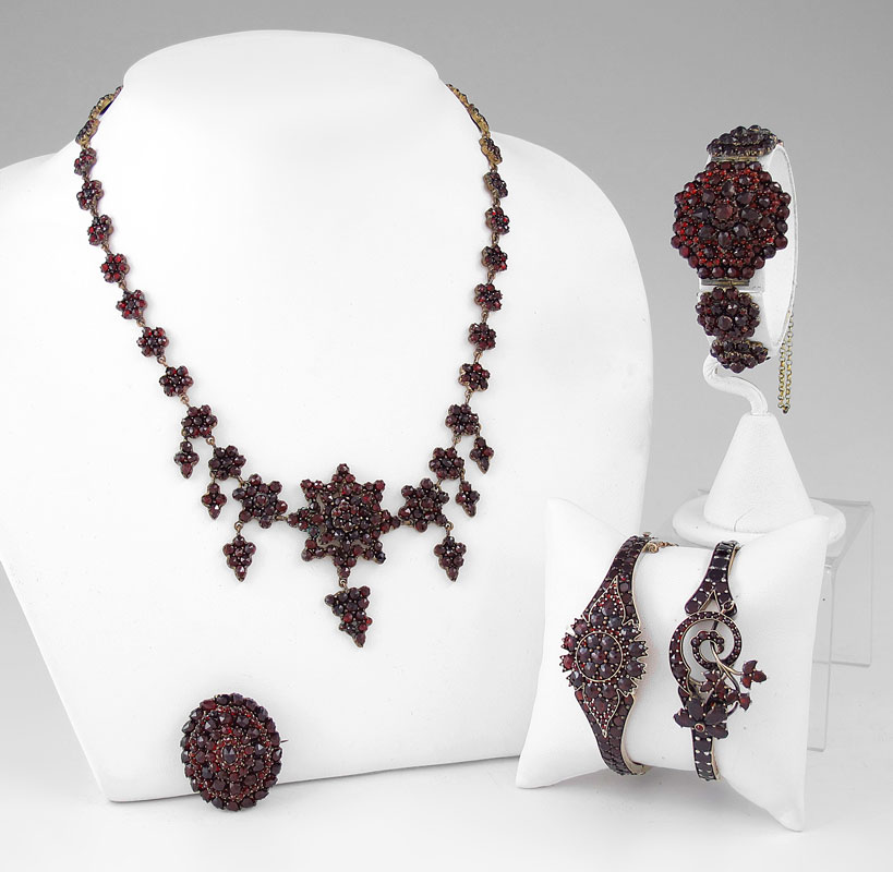 LATE VICTORIAN BOHEMIAN GARNET