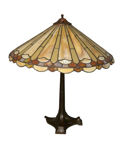 LEADED SHADE TABLE LAMP HAVING