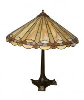LEADED SHADE TABLE LAMP HAVING