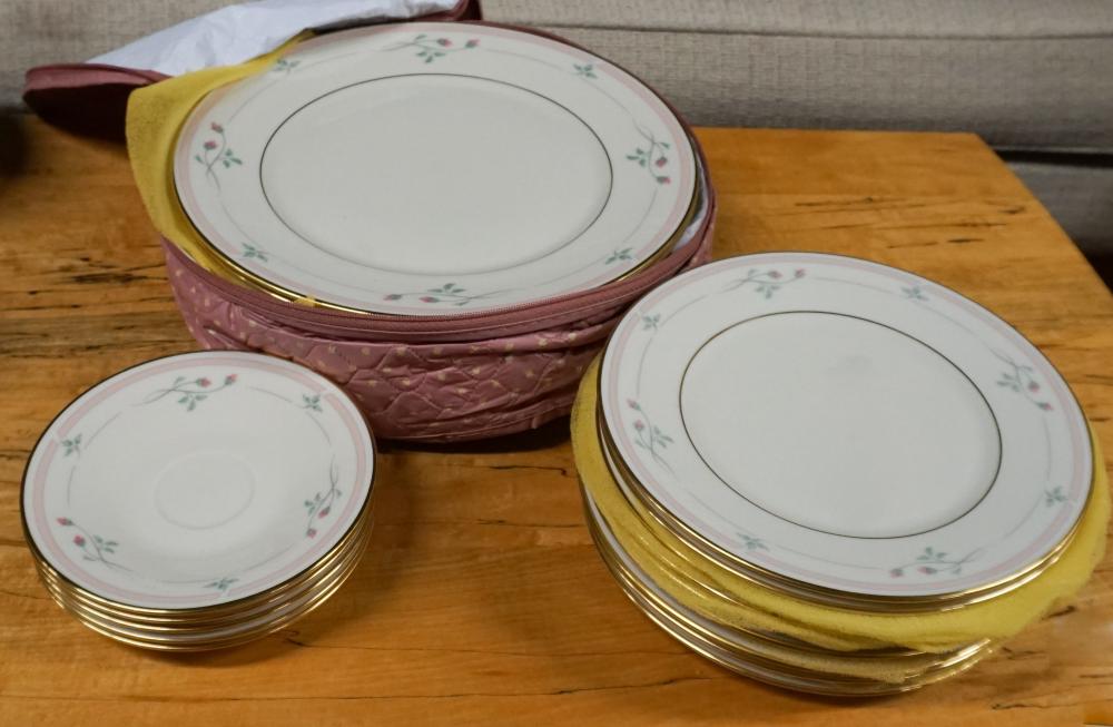 LENOX 'ROSE MANOR' 22-PIECE TABLE