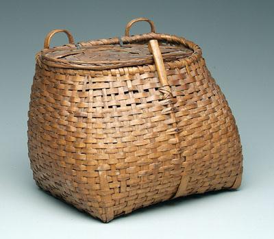 Lidded fishing creel, looped