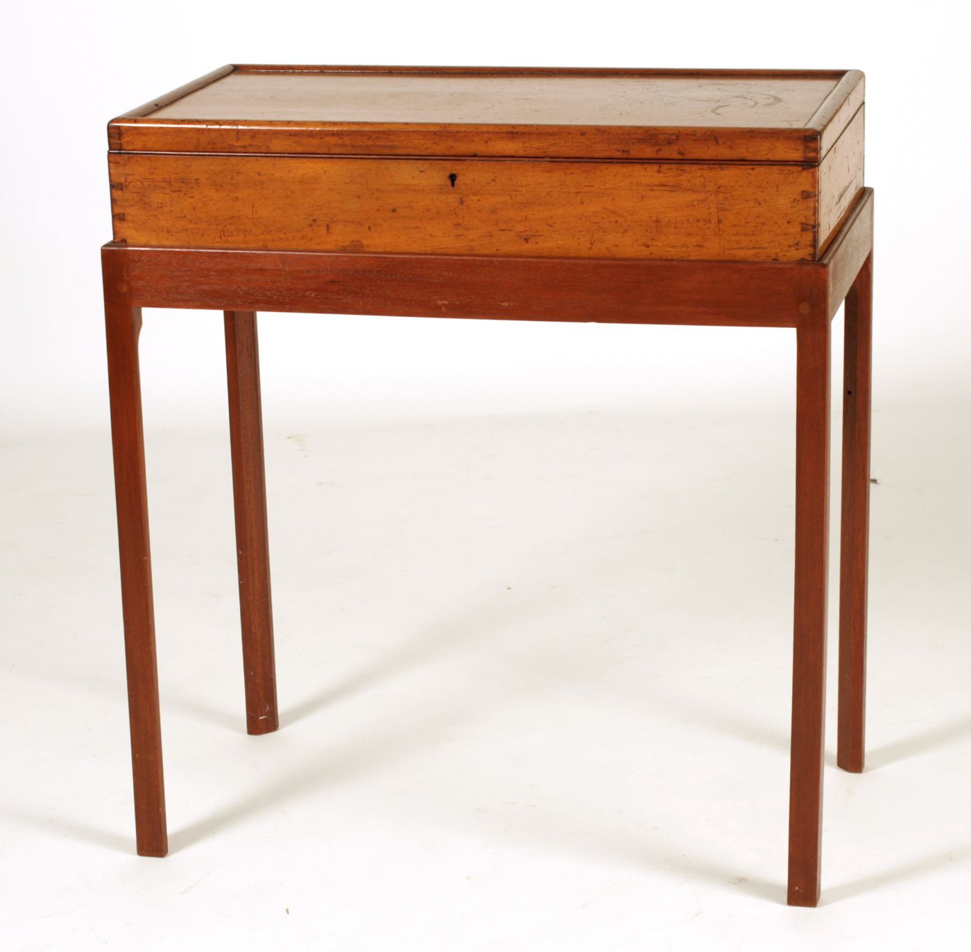 LIFT-TOP BOX ON STANDIn mahogany.