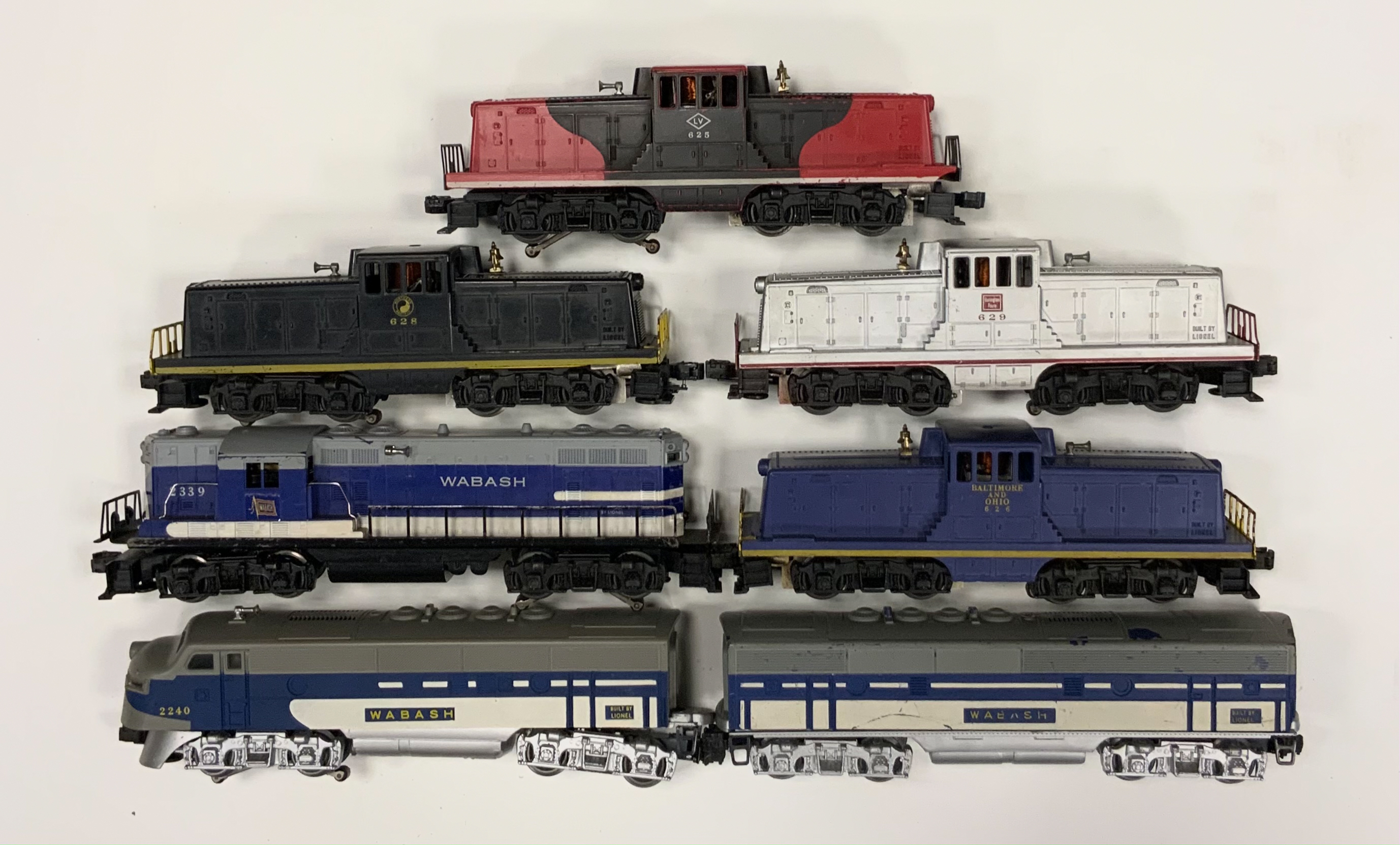 LIONEL POST WAR TRAIN ENGINES & CAR