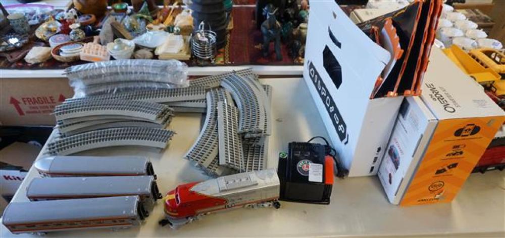 LIONEL 'SANTA FE' TRAIN SET, TRACKS